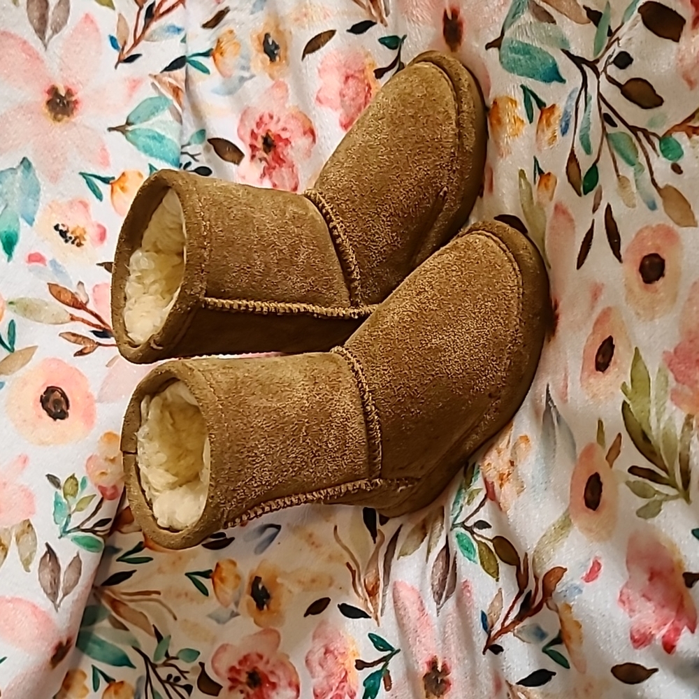 Toddler size 5 Bearpaw boots